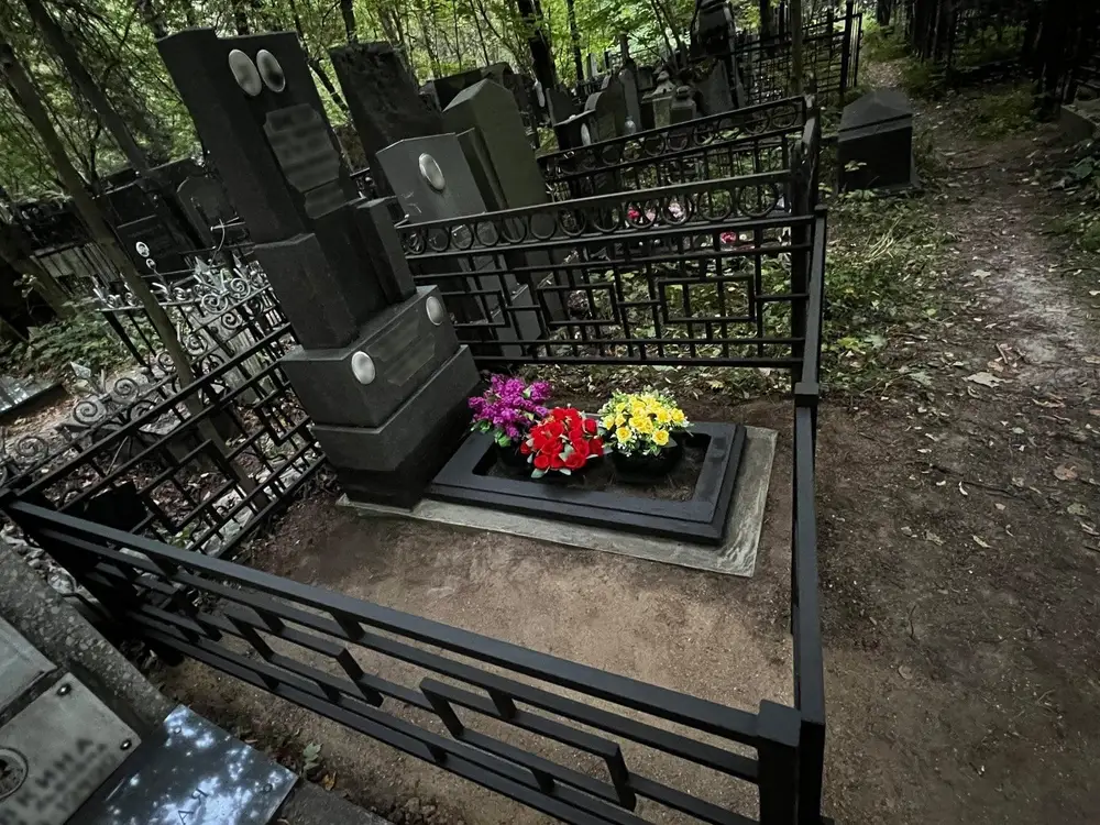 Когда убирать могилу: 6 дат 2026 и сезонный календарь