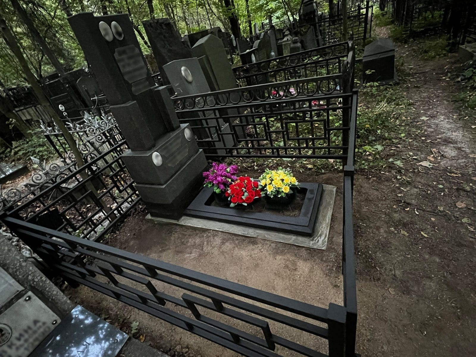 Когда нужно убирать на кладбище: календарь 2026 года и почему «весной приедем» — это плохая стратегия