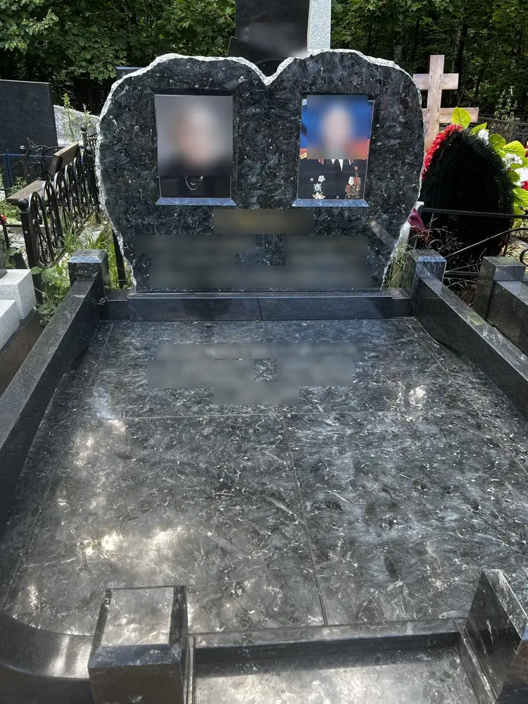 Двойная стела с рваным краем, два портрета и плита на весь участок