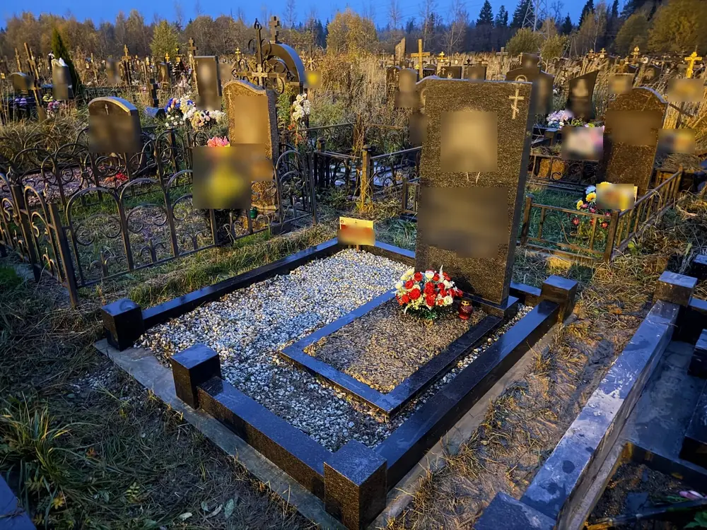 Было: заросший участок. Стало: гранитное обрамление, цветник и отсыпка крошкой — после работы