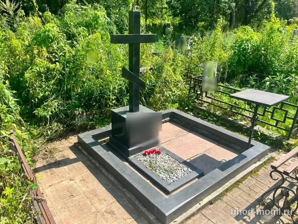 Гранитный комплекс с крестом, плиткой и крошкой — другой ракурс