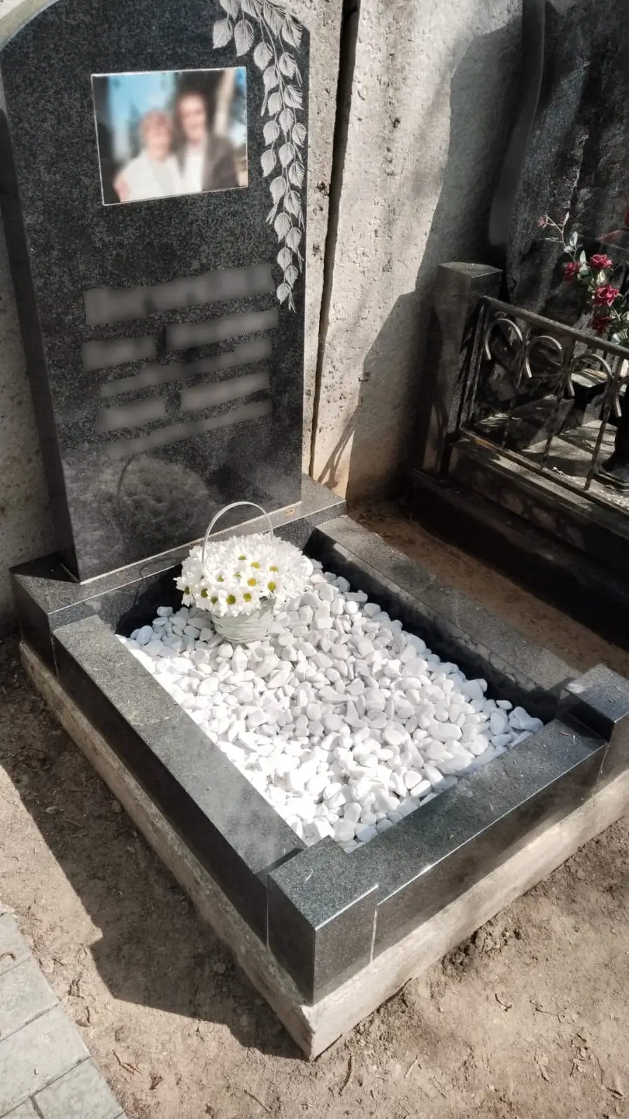 Укладка мраморной крошки на участке могилы на Пятницком кладбище — после работы