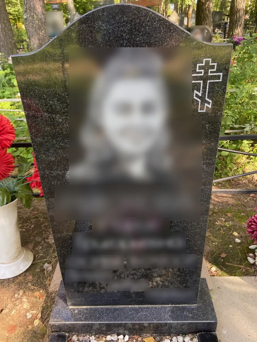 Обновление гравированного портрета и надписей на чёрном граните — после работы