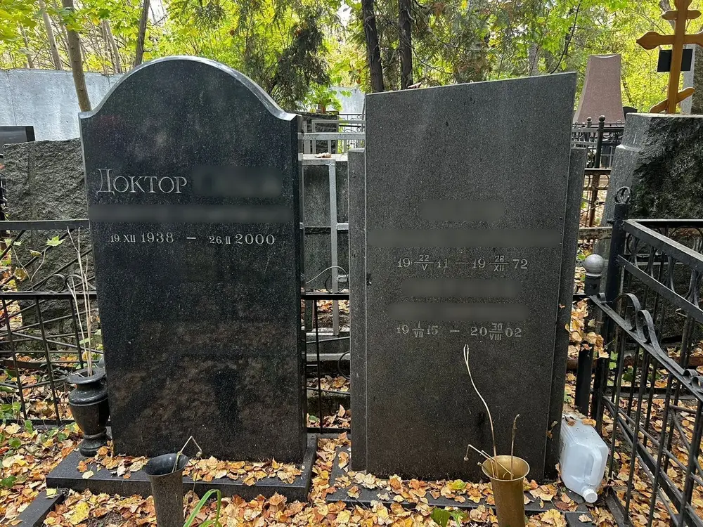 Покраска букв и символов на памятнике на Хованском кладбище — до работы