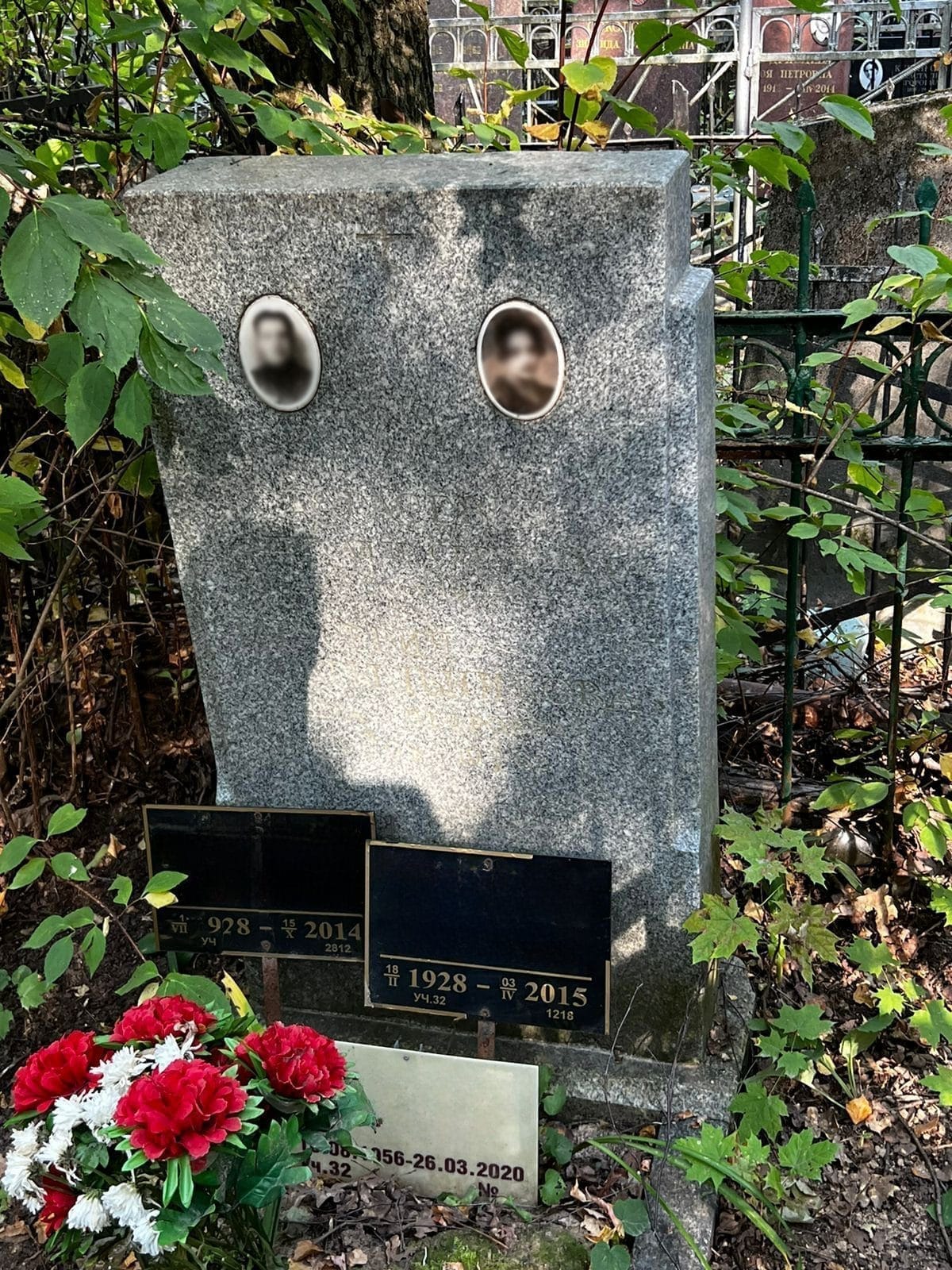 Покраска букв и символов на памятнике — до