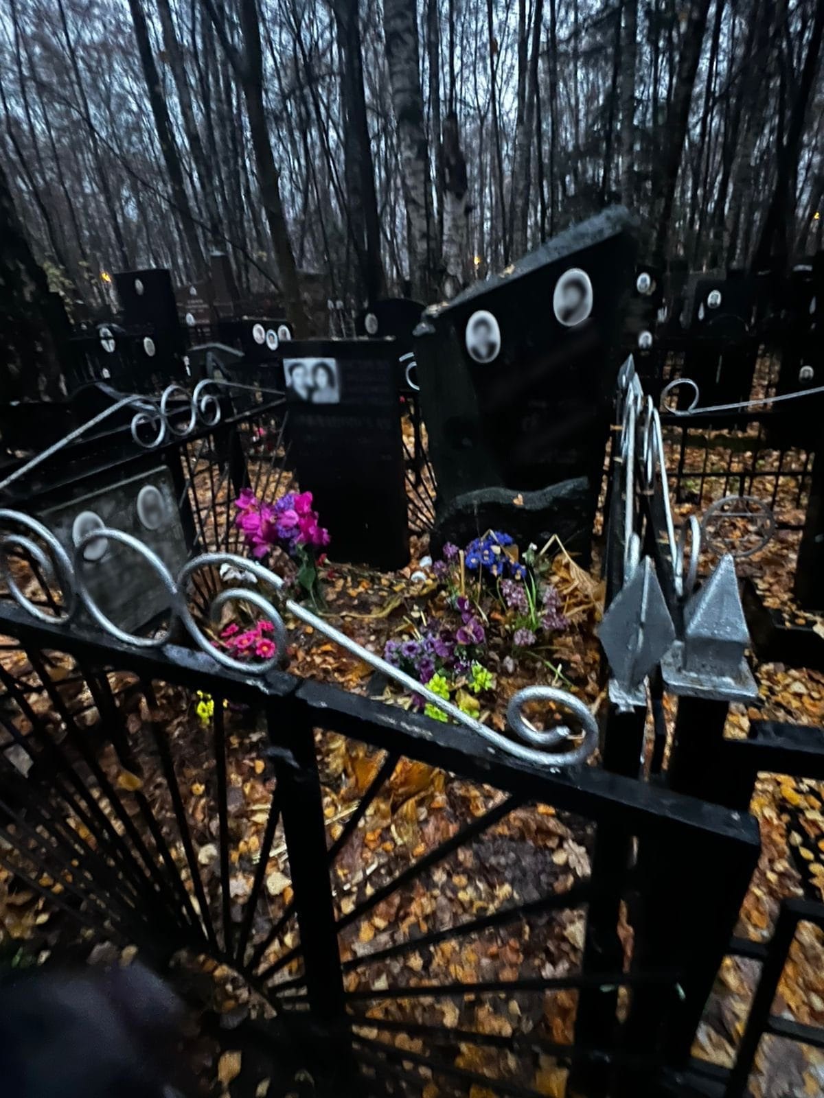 Памятник с потемнением и потёками