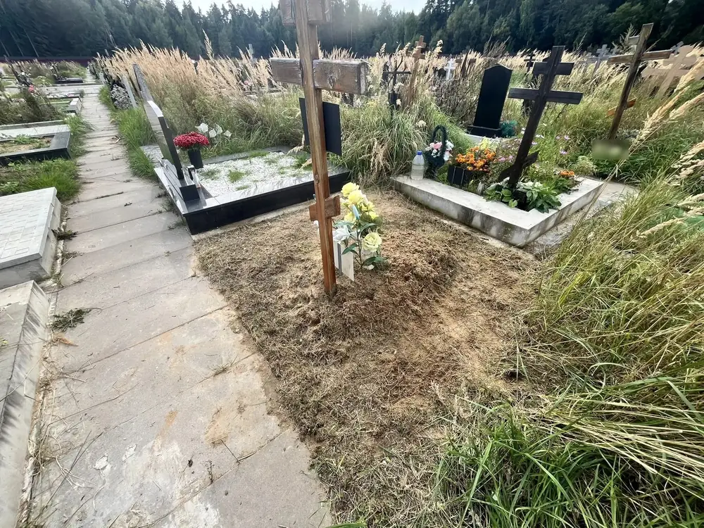 Покос высокой травы у креста — после работы