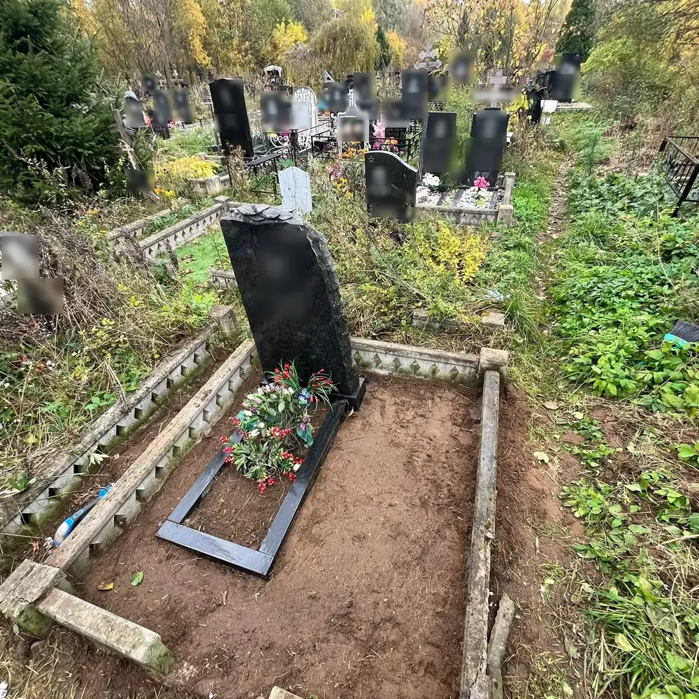 Покос и уборка заросшего участка у памятника — после работы