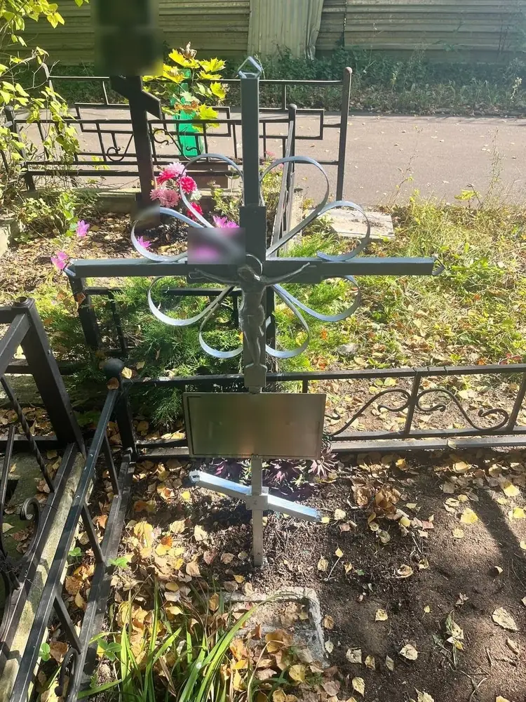 Уборка участка и покраска креста — после работы