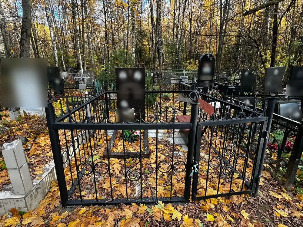 Установка памятника супругам на гранитный цоколь — другой ракурс