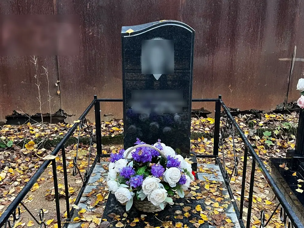 Установка памятника с гранитным цветником и оградой