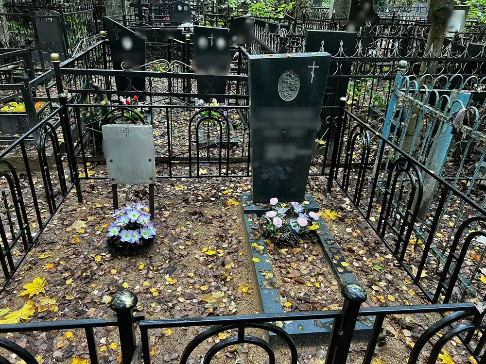 Установка памятника и ограды на участке