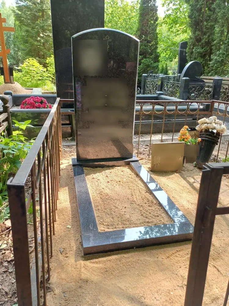 Памятник на гранитной плите с цветником из песка