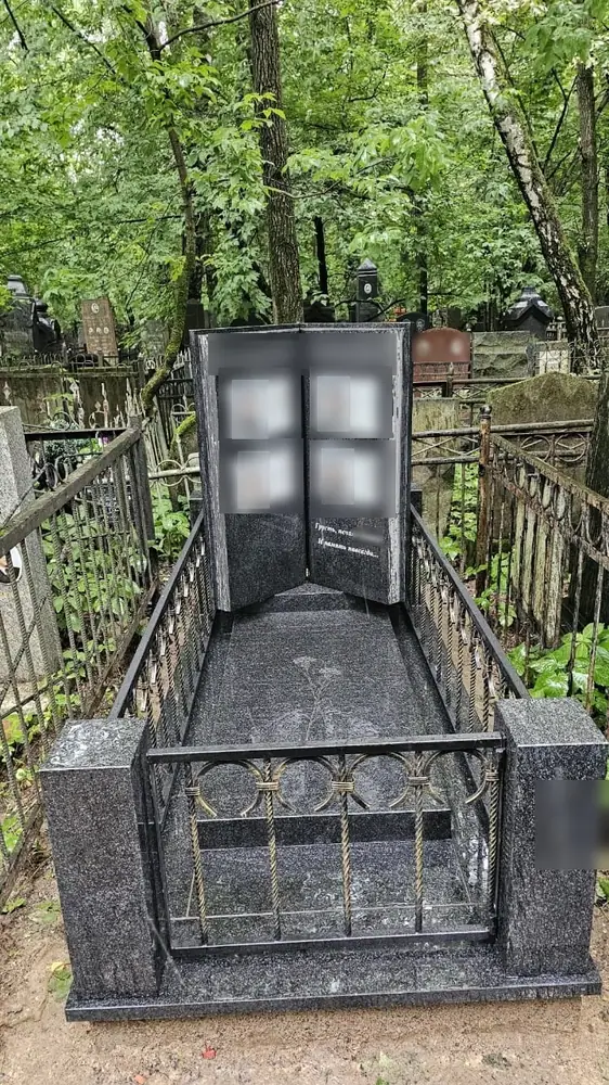 Двойной памятник на гранитном цоколе с оградой