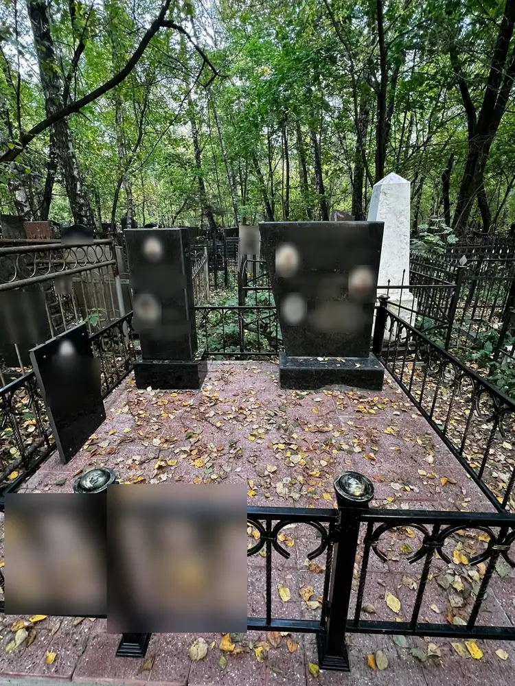 Памятники, ограда, тротуарная плитка и фонари на участке — другой ракурс