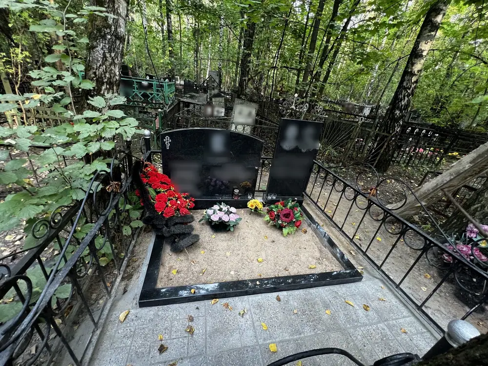 Памятники на гранитном цоколе, плитка и цветник на участке