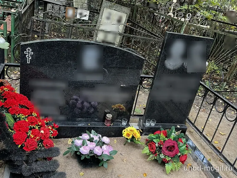 Памятники на гранитном цоколе, плитка и цветник на участке — другой ракурс