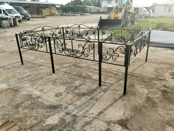 Кованая ограда с золочёными цветами на секциях